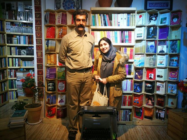 ما و شما و لحظه‌ها، در کتابفروشی آموت