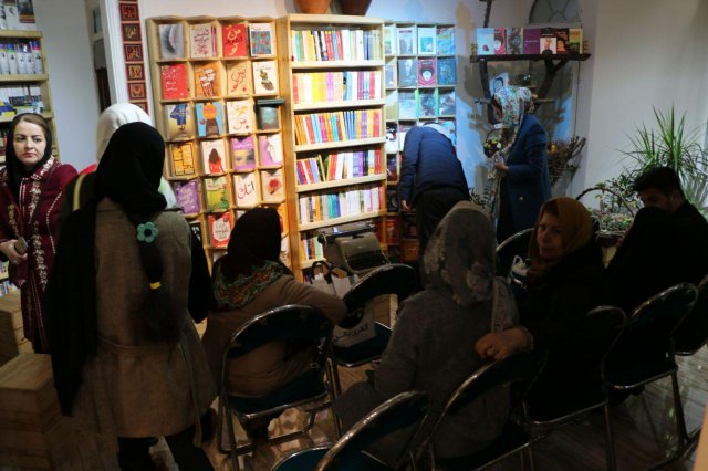 حال خوبِ کتاب‌ها با ما و شما در کتابفروشی آموت