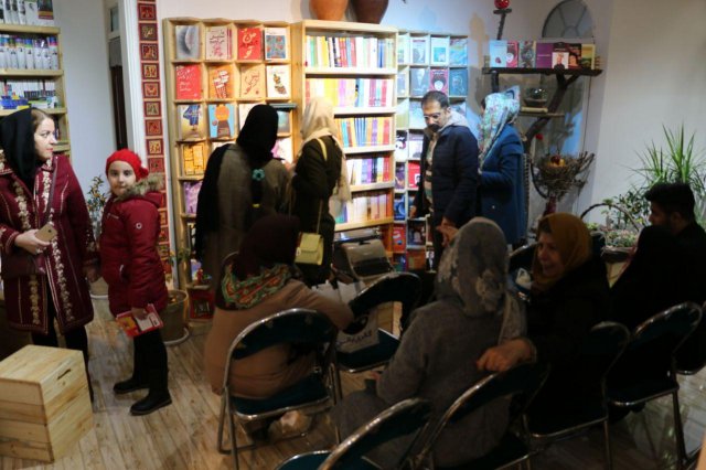 حال خوبِ کتاب‌ها با ما و شما در کتابفروشی آموت
