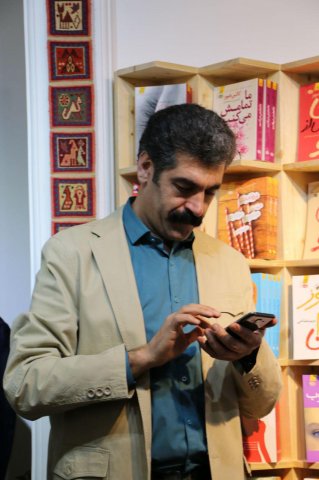 حال خوبِ کتاب‌ها با ما و شما در کتابفروشی آموت