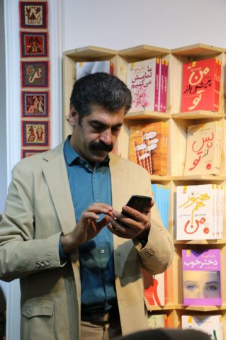 حال خوبِ کتاب‌ها با ما و شما در کتابفروشی آموت