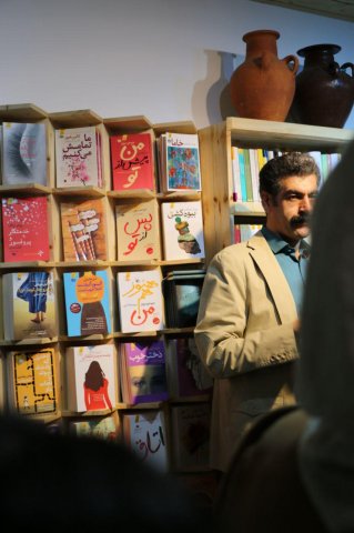 حال خوبِ کتاب‌ها با ما و شما در کتابفروشی آموت
