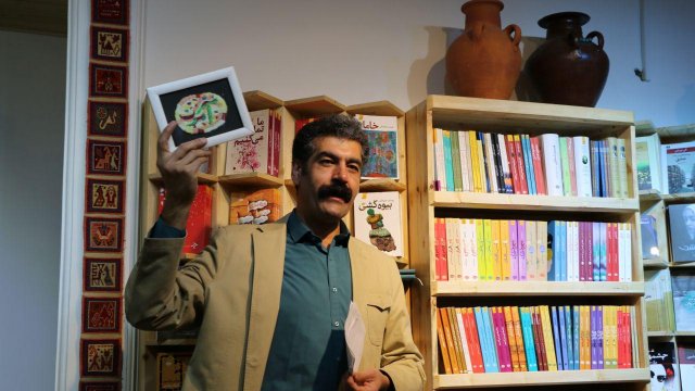 حال خوبِ کتاب‌ها با ما و شما در کتابفروشی آموت