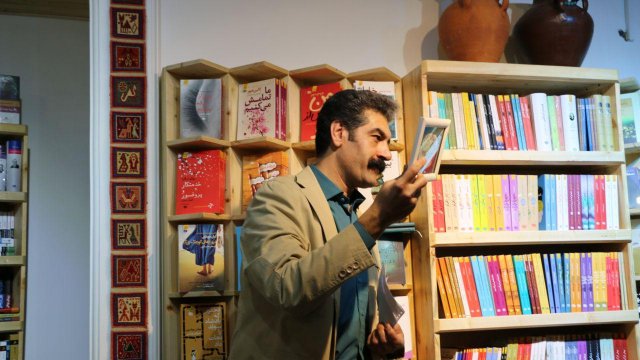 حال خوبِ کتاب‌ها با ما و شما در کتابفروشی آموت