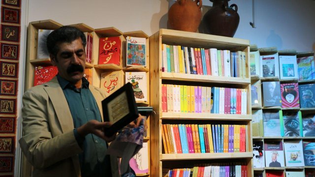 حال خوبِ کتاب‌ها با ما و شما در کتابفروشی آموت