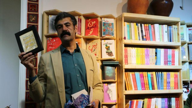حال خوبِ کتاب‌ها با ما و شما در کتابفروشی آموت