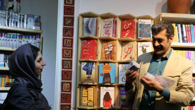 حال خوبِ کتاب‌ها با ما و شما در کتابفروشی آموت